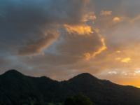 Wolkenhaufen über den Aschauer Bergen leuchtet orangegelb im Abendlicht